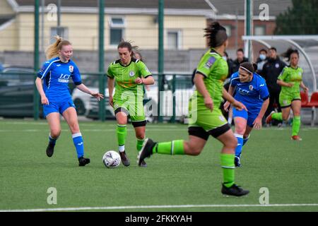 Ystrad Mynach, pays de Galles. 2 mai 2021. Un joueur féminin de Boldmere St Michaels à l'attaque lors du match de football féminin entre FA Women's National League Southern Premier Division Cardiff City Dames et FA Women's National League Division One Midlands Boldmere St Michaels Women au CCB Center for Sporting Excellence à Ystrad Mynach, pays de Galles, Royaume-Uni le 2 mai 2021. Crédit : Duncan Thomas/Majestic Media/Alay Live News. Banque D'Images