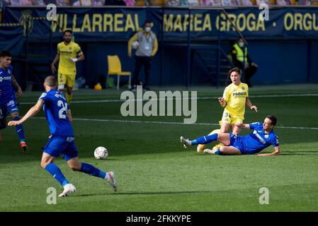Villarreal, Espagne. 02 mai 2021. Yeremi Jesus de Villarreal CF et Nemanja Maksimovic de Getafe CF en action pendant le match de football espagnol de la Liga entre Villarreal et Getafe à l'Estadio de la Ceramica. (Note finale; Villarreal CF 1:0 Getafe CF) crédit: SOPA Images Limited/Alay Live News Banque D'Images