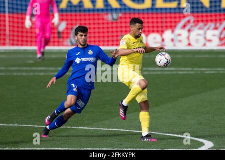 Villarreal, Espagne. 02 mai 2021. Francis Coquelin de Villarreal CF et Nemanja Maksimovic de Getafe CF en action pendant le match de football espagnol de la Liga entre Villarreal et Getafe à l'Estadio de la Ceramica. (Note finale; Villarreal CF 1:0 Getafe CF) crédit: SOPA Images Limited/Alay Live News Banque D'Images