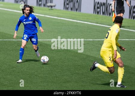 Villarreal, Espagne. 02 mai 2021. Etienne Capoue de Villarreal CF et Marc Cucurella de Getafe CF en action pendant le match de football espagnol de la Liga entre Villarreal et Getafe à l'Estadio de la Ceramica. (Note finale; Villarreal CF 1:0 Getafe CF) crédit: SOPA Images Limited/Alay Live News Banque D'Images