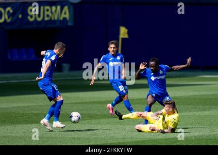 Villarreal, Espagne. 02 mai 2021. Daniel Raba Antolin de Villarreal CF et Nemanja Maksimovic, Damian Nicolas Suarez, Dakonam Ortega Djene de Getafe CF en action pendant le match de football espagnol de la Liga entre Villarreal et Getafe à l'Estadio de la Ceramica. (Note finale; Villarreal CF 1:0 Getafe CF) crédit: SOPA Images Limited/Alay Live News Banque D'Images