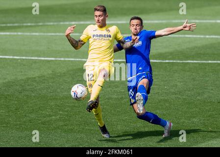Villarreal, Espagne. 02 mai 2021. Daniel Raba Antolin de Villarreal CF et Nemanja Maksimovic de Getafe CF en action pendant le match de football espagnol de la Liga entre Villarreal et Getafe à l'Estadio de la Ceramica. (Note finale; Villarreal CF 1:0 Getafe CF) (photo de Xisco Navarro Pardo/SOPA image/Sipa USA) crédit: SIPA USA/Alay Live News Banque D'Images