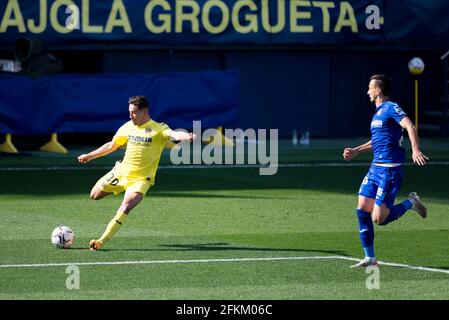 Villarreal, Espagne. 02 mai 2021. Yeremi Jesus de Villarreal CF et Nemanja Maksimovic de Getafe CF en action pendant le match de football espagnol de la Liga entre Villarreal et Getafe à l'Estadio de la Ceramica. (Note finale; Villarreal CF 1:0 Getafe CF) (photo de Xisco Navarro Pardo/SOPA image/Sipa USA) crédit: SIPA USA/Alay Live News Banque D'Images