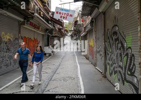 Seuls des touristes ont été vus sur la place Eminonu et dans les rues Tahtakale, qui ont été libérés le 3ème jour du couvre-feu en raison de l'épidémie de coronavirus. Banque D'Images