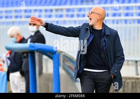 Novara, Italie. 02 mai 2021. Simone Banchieri (entraîneur chef Novara) pendant le match de la série C entre Novara et Côme au stade Piola à Novara, Italie crédit: SPP Sport Press photo. /Alamy Live News Banque D'Images