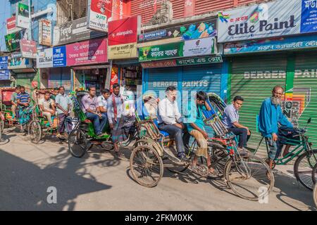 BOGRA, BANGLADESH - 6 NOVEMBRE 2016 : rue pleine de rickshaws dans le centre de Bogra, Bangladesh. Banque D'Images