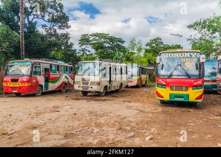 BOGRA, BANGLADESH - 7 NOVEMBRE 2016 : bus au stand de bus Sariakandi Ghat à Bogra, Bangladesh. Banque D'Images