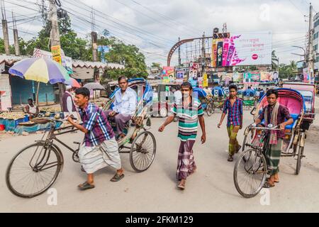 BOGRA, BANGLADESH - 7 NOVEMBRE 2016 : pousse-pousse dans une rue à Bogra, Bangladesh. Banque D'Images