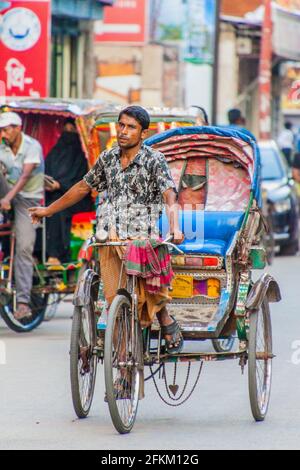 BOGRA, BANGLADESH - 7 NOVEMBRE 2016 : pousse-pousse dans une rue à Bogra, Bangladesh. Banque D'Images