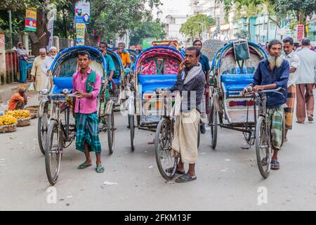 BOGRA, BANGLADESH - 7 NOVEMBRE 2016 : riders en pousse-pousse dans une rue à Bogra, Bangladesh. Banque D'Images