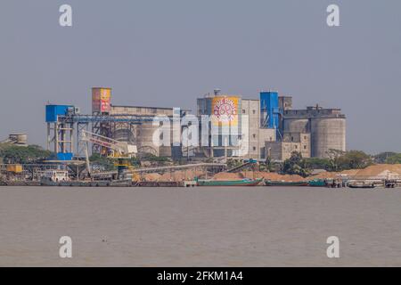 MONGLA, BANGLADESH - 13 NOVEMBRE 2016 : usine de ciment à Mongla Port, Bangladesh Banque D'Images