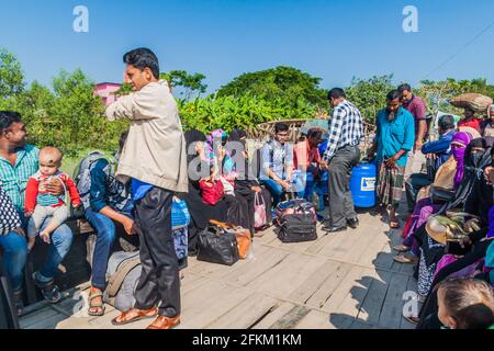 MORRELGANJ, BANGLADESH - 18 NOVEMBRE 2016 : passagers d'un ferry au-dessus de la rivière Pangunchi à Morrelganj, Bangladesh Banque D'Images