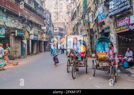 DHAKA, BANGLADESH - 20 NOVEMBRE 2016 : conducteurs de pousse-pousse à cylo dans le vieux Dhaka, au Bangladesh. Banque D'Images