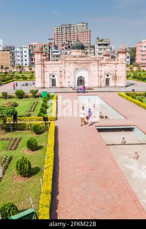 DHAKA, BANGLADESH - 22 NOVEMBRE 2016 : mausolée de pari Bibi et jardin environnant du fort de Lalbagh à Dhaka, Bangladesh Banque D'Images