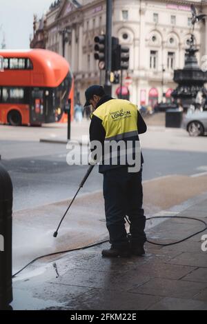 Westminster, Londres | Royaume-Uni - 2021.05.02 : homme nettoyant les trottoirs à haute pression Banque D'Images