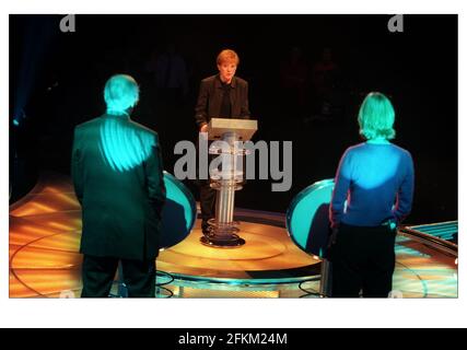 David Lister est parti avec d'autres journalistes sur le lien le plus faible avec Anne Robinson. Banque D'Images