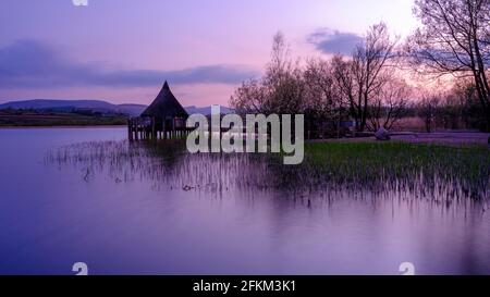 Brecon, Royaume-Uni - avril 21 2021: Vue à l'heure bleue sur le Cranog au lac de Llangors près de Brecon dans les Brecon Beacons, pays de Galles, Royaume-Uni Banque D'Images