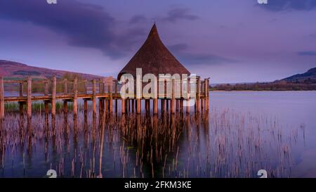 Brecon, Royaume-Uni - avril 21 2021: Vue à l'heure bleue sur le Cranog au lac de Llangors près de Brecon dans les Brecon Beacons, pays de Galles, Royaume-Uni Banque D'Images