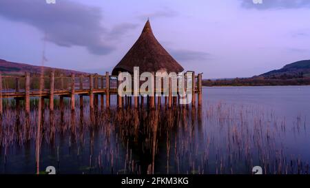 Brecon, Royaume-Uni - avril 21 2021: Vue à l'heure bleue sur le Cranog au lac de Llangors près de Brecon dans les Brecon Beacons, pays de Galles, Royaume-Uni Banque D'Images