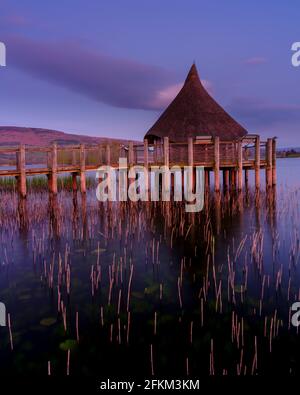 Brecon, Royaume-Uni - avril 21 2021: Vue à l'heure bleue sur le Cranog au lac de Llangors près de Brecon dans les Brecon Beacons, pays de Galles, Royaume-Uni Banque D'Images