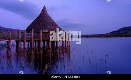 Brecon, Royaume-Uni - avril 21 2021: Vue à l'heure bleue sur le Cranog au lac de Llangors près de Brecon dans les Brecon Beacons, pays de Galles, Royaume-Uni Banque D'Images
