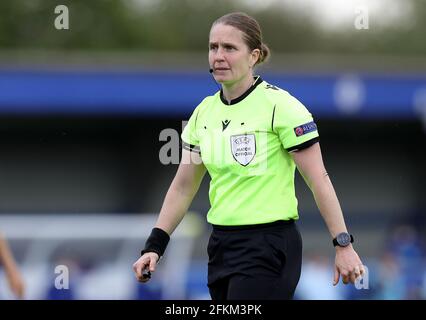 Kington upon Thames, Angleterre, 2 mai 2021. Arbitre, Esther Staubli lors du match de la Ligue des champions des femmes de l'UEFA à Kingsmeadow, Kington upon Thames. Crédit photo à lire: Paul Terry / Sportimage crédit: Sportimage / Alay Live News Banque D'Images