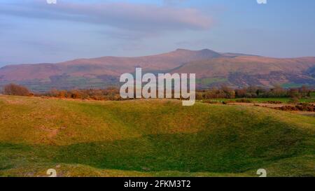 Brecon, Royaume-Uni - 21 avril 2021 : vue de l'heure d'or de Fan Frynyych vers Pen y Fan et les sommets du parc national de Brecon Beacons, pays de Galles, Royaume-Uni Banque D'Images