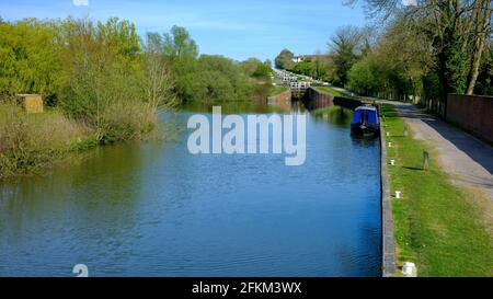 Devices, Royaume-Uni - 23 avril 2021 : vol d'écluses de Caen Hill sur le canal Kennet et Avon à Devozes, Wiltshire, Royaume-Uni Banque D'Images