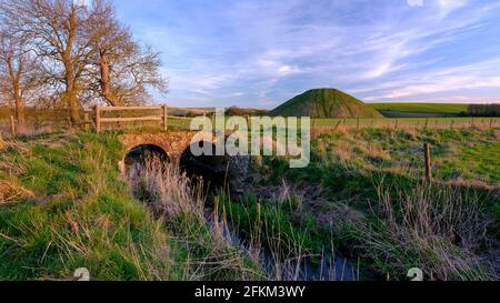 Avebury, Royaume-Uni - 23 avril 2021 : coucher de soleil sur Old Silbury Hill près d'Avebury dans le Wiltshire, Royaume-Uni Banque D'Images