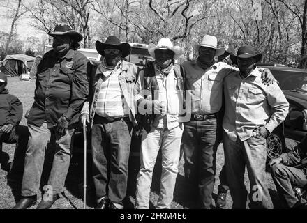 ACTO, New Jersey, États-Unis. 1er mai 2021. De gauche se trouve J.R. FULMORE JOE MOORE, COW-BOY, EUGENE MOORE, de la Fédération des Cowboys de New York et le président WAYNE JOHNSON et ABISHAI-EHUD des Crazy Faith Riders du New Jersey après leur randonnée de fonds de toilette de conduire des dons pour le Mt. Nebo Sainte Église Ministère de la sensibilisation de Mt. Holly, N.J. Crédit : Brian Branch Price/ZUMA Wire/Alay Live News Banque D'Images