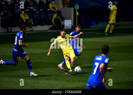 VILLAREAL, ESPAGNE - 2 MAI : moi Gomez de Villarreal CF et Damian Suarez de Getafe CF pendant le match de la Liga Santander entre Villarreal CF et Getafe CF à l'Estadio de la Ceramica le 2 mai 2021 à Villareal, Espagne (photo de Pablo Morano/Orange Pictures) Banque D'Images