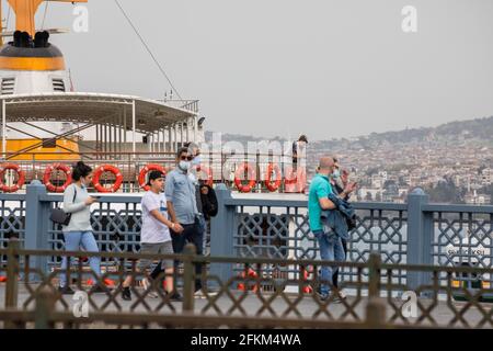 Seuls des touristes ont été vus dans le district de Galata le 3ème jour du couvre-feu en raison de l'épidémie de coronavirus à Beyoglu, Istanbul, Turquie le 2 mai 2021. T Banque D'Images