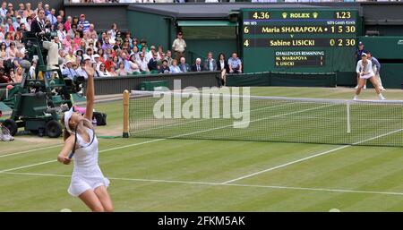 WIMBLEDON 2011. LA DEMI-FINALE DE LA FEMME. MARIA SHARAPOVA V SABINE LISICKI. 30/6/2011. PHOTO DAVID ASHDOWN Banque D'Images