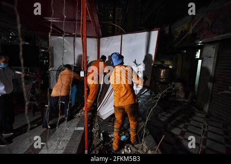 Le Caire, Égypte. 02 mai 2021. Les travailleurs du gouvernorat du Caire participent à une campagne d'inspection des restaurants et cafés qui violent les mesures de précaution du coronavirus dans le district d'El Nozha. Les autorités municipales égyptiennes ont décidé de fermer les parcs publics et les plages avant la célébration de Sam El-Nessim, le pays ayant été témoin d'une augmentation des cas de coronavirus. Credit: Sayed Hassan/dpa/Alay Live News Banque D'Images