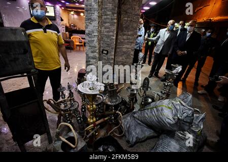 Le Caire, Égypte. 02 mai 2021. Des fonctionnaires du gouvernorat du Caire participent à une campagne d'inspection des restaurants et cafés qui violent les mesures de précaution du coronavirus dans le district d'El Nozha. Les autorités municipales égyptiennes ont décidé de fermer les parcs publics et les plages avant la célébration de Sam El-Nessim, le pays ayant été témoin d'une augmentation des cas de coronavirus. Credit: Sayed Hassan/dpa/Alay Live News Banque D'Images