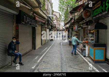 2 mai 2021 : seuls des touristes ont été vus sur la place Eminonu et dans les rues Tahtakale, qui ont été libérés le 3ème jour du couvre-feu en raison de l'épidémie de coronavirus à Fatih, Istanbul, Turquie, le 2 mai 2021. La Turquie a annoncé un verrouillage complet à partir d'avril 29, qui durera jusqu'en mai 17. Les nouvelles mesures couvriront tout le mois sacré du Ramadan, ainsi que trois jours de la fête de l'Eid. Credit: Tolga Ildun/ZUMA Wire/Alamy Live News Banque D'Images