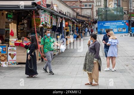 2 mai 2021 : seuls des touristes ont été vus sur la place Eminonu et dans les rues Tahtakale, qui ont été libérés le 3ème jour du couvre-feu en raison de l'épidémie de coronavirus à Fatih, Istanbul, Turquie, le 2 mai 2021. La Turquie a annoncé un verrouillage complet à partir d'avril 29, qui durera jusqu'en mai 17. Les nouvelles mesures couvriront tout le mois sacré du Ramadan, ainsi que trois jours de la fête de l'Eid. Credit: Tolga Ildun/ZUMA Wire/Alamy Live News Banque D'Images