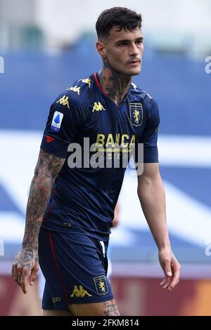 Rome, Latium. 02 mai 2021. Gianluca Scamacca de CFC Gênes pendant le match de football de la Serie A League entre Lazio et Gênes au stade Olimpico à Rome, Italie, 2 mai 2021. Fotografo01 crédit: Agence de photo indépendante/Alamy Live News Banque D'Images