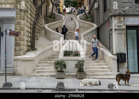 2 mai 2021: Seuls des touristes ont été vus dans le district de Galata le 3ème jour du couvre-feu en raison de l'épidémie de coronavirus à Beyoglu, Istanbul, Turquie le 2 mai 2021. La Turquie a annoncé un verrouillage complet à partir d'avril 29, qui durera jusqu'en mai 17. Toutefois, les touristes ont été exemptés de ces restrictions. Les nouvelles mesures couvriront tout le mois sacré du Ramadan, ainsi que trois jours de la fête de l'Eid. Credit: Tolga Ildun/ZUMA Wire/Alamy Live News Banque D'Images
