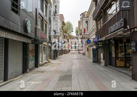 2 mai 2021: Vue générale des rues et des côtes de Kadikoy, normalement surpeuplées, le 3ème jour des couvre-feux causés par la pandémie du coronavirus à Istanbul, Turquie, le 2 mai 2021. La Turquie a annoncé un verrouillage complet à partir d'avril 29, qui durera jusqu'en mai 17. Credit: Tolga Ildun/ZUMA Wire/Alamy Live News Banque D'Images