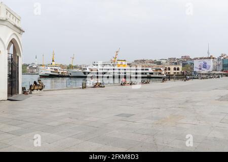 2 mai 2021: Vue générale des rues et des côtes de Kadikoy, normalement surpeuplées, le 3ème jour des couvre-feux causés par la pandémie du coronavirus à Istanbul, Turquie, le 2 mai 2021. La Turquie a annoncé un verrouillage complet à partir d'avril 29, qui durera jusqu'en mai 17. Credit: Tolga Ildun/ZUMA Wire/Alamy Live News Banque D'Images