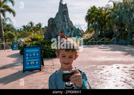 Orlando, Floride, États-Unis - 19 septembre 2020 : personnes qui ne se sont pas au sujet des règles de sécurité, comme le port de masque et la distanciation sociale pour COVID-19, la natation à Volcano Bay Banque D'Images