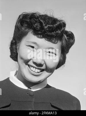 Mme May Ichide, enseignante de l'école du dimanche, Portrait de la tête et des épaules, Manzanar Relocation Center, Californie, Etats-Unis, Ansel Adams, Collection Manzanar War Relocation Centre, 1943 Banque D'Images