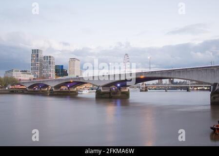 Waterloo Bridge par Giles Gilbert Scott Banque D'Images