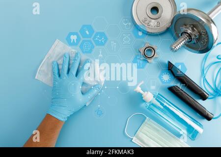 Fitness nettoyage gym virus Covid 19 utilisant l'alcool spray anti Virus concept entraînement à partir de la maison rester en sécurité Banque D'Images