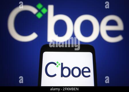 Dans cette illustration, un logo CBOE Global Markets apparaît sur un smartphone et un écran d'ordinateur. Banque D'Images