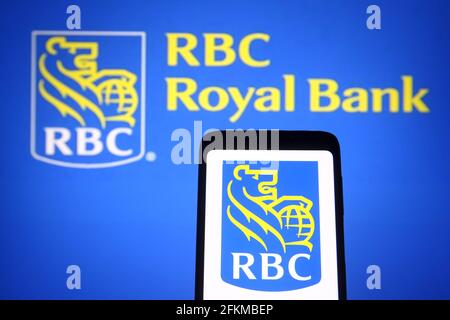 Sur cette photo, un logo de la Banque Royale du Canada (RBC) est visible sur un téléphone intelligent et un écran d'ordinateur. Banque D'Images