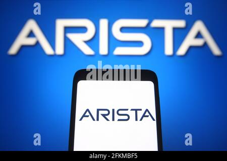 Dans cette illustration, le logo Arista Networks d'une entreprise américaine de mise en réseau informatique est visible sur un smartphone et un écran de pc. Banque D'Images