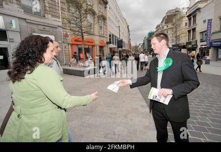 PETER CRANIE, LE PRINCIPAL CANDIDAT DU PARTI VERT POUR LES ÉLECTIONS DE L'EURO EN JUIN POUR LE NORD-OUEST À LIVERPOOL. 1/5/09 PHOTO DAVID ASHDOWN Banque D'Images