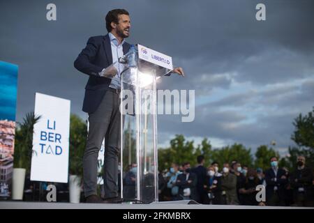 Madrid, Espagne. 02 mai 2021. Pablo Casado, président du PP, prend la parole au cours du rassemblement politique pour clore la campagne électorale du Parti populaire (PP) pour les élections régionales à la présidence de la Communauté de Madrid. Les élections régionales à la présidence de la Communauté de Madrid auront lieu le 4 mai 2021. (Photo par Luis Soto/SOPA Images/Sipa USA) crédit: SIPA USA/Alay Live News Banque D'Images